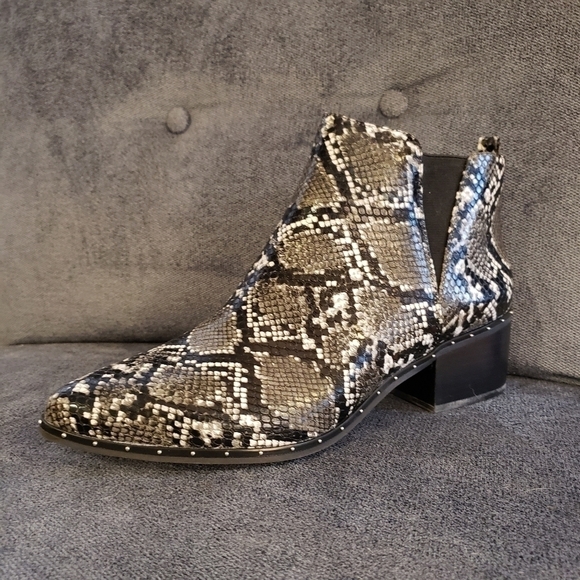 NWT Bar III Women's Gabby P Snakeprint ankle Boots size 10M - Picture 2 of 12